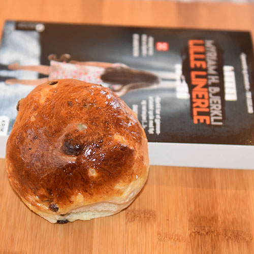 Bjerkeli, Myriam H. (2018) «Lille Linerle». Goliat Forlag, Krimforlaget og Rosinboller