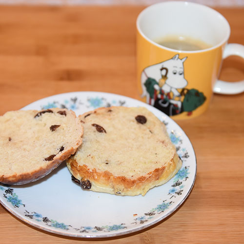 Rosinboller Ingredienser: 6 dl Melk 150 g Smør 1 pk Gjær 1 kg Hvetemel 1½ dl Sukker 250 g Rosiner 1 Egg (sammepisket)