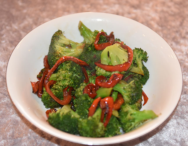 Brokkoli og paprika Ingredienser: 1 ss Salt 1 Brokkoli (ca.400 g) ¼ dl Olivenolje (extra virgin) ⅛ ts Kajennepepper 1 Paprika (rød eller gul) ½ ss Eddik (balsamiko) 3 fedd Hvitløk ¼-½ ts 1. Salt (flak eller hav)