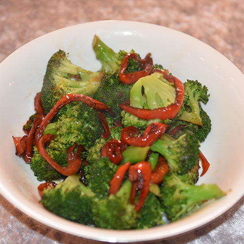 Brokkoli og paprika Ingredienser: 1 ss Salt 1 Brokkoli (ca.400 g) ¼ dl Olivenolje (extra virgin) ⅛ ts Kajennepepper 1 Paprika (rød eller gul) ½ ss Eddik (balsamiko) 3 fedd Hvitløk ¼-½ ts 1. Salt (flak eller hav)