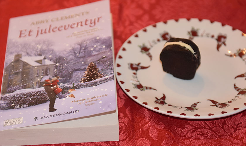 Clements, Abby (2019) «Et juleeventyr» Bladkompaniet og Oreokjeks Oreokjeks Ingredienser 225 g Smør (smeltet og avkjølt) 150 g Sukker 1 ts Vaniljeekstrakt (-sukker) 200 g Kokesjokolade (smeltet og avkjølt) 1 Egg 200 g Hvetemel 100 g Kakao 1 ts Salt ½ ts Bakepulver Fyll: 100 g Smør (mykt) 4 dl Melis 1 ss Melk 1 ts Vaniljeekstrakt (-sukker) 1 knivsodd Salt