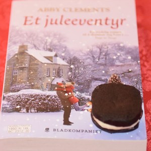 Clements, Abby (2019) «Et juleeventyr» Bladkompaniet og Oreokjeks Oreokjeks Ingredienser 225 g Smør (smeltet og avkjølt) 150 g Sukker 1 ts Vaniljeekstrakt (-sukker) 200 g Kokesjokolade (smeltet og avkjølt) 1 Egg 200 g Hvetemel 100 g Kakao 1 ts Salt ½ ts Bakepulver Fyll: 100 g Smør (mykt) 4 dl Melis 1 ss Melk 1 ts Vaniljeekstrakt (-sukker) 1 knivsodd Salt
