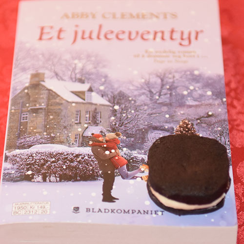Clements, Abby (2019) «Et juleeventyr» Bladkompaniet og Oreokjeks Oreokjeks Ingredienser 225 g Smør (smeltet og avkjølt) 150 g Sukker 1 ts Vaniljeekstrakt (-sukker) 200 g Kokesjokolade (smeltet og avkjølt) 1 Egg 200 g Hvetemel 100 g Kakao 1 ts Salt ½ ts Bakepulver Fyll: 100 g Smør (mykt) 4 dl Melis 1 ss Melk 1 ts Vaniljeekstrakt (-sukker) 1 knivsodd Salt