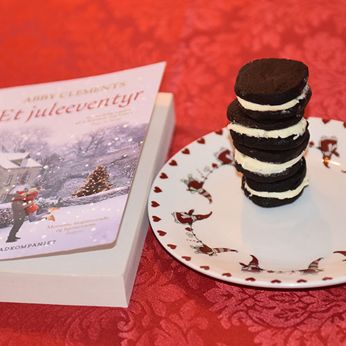 Clements, Abby (2019) «Et juleeventyr» Bladkompaniet og Oreokjeks Oreokjeks Ingredienser 225 g Smør (smeltet og avkjølt) 150 g Sukker 1 ts Vaniljeekstrakt (-sukker) 200 g Kokesjokolade (smeltet og avkjølt) 1 Egg 200 g Hvetemel 100 g Kakao 1 ts Salt ½ ts Bakepulver Fyll: 100 g Smør (mykt) 4 dl Melis 1 ss Melk 1 ts Vaniljeekstrakt (-sukker) 1 knivsodd Salt