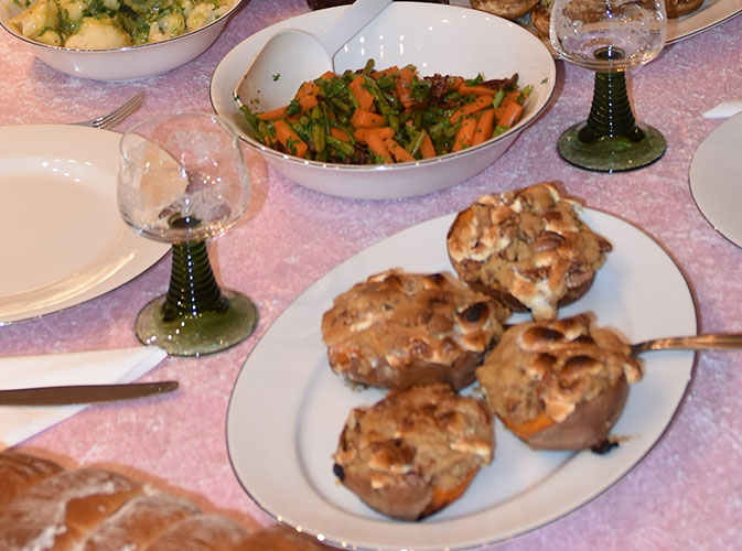 Bakte søtpoteter med Marshmallow- og Pekantopping Ingredienser 6 Søtpoteter (store) 170 g Smør (usaltet og romtemperert) 150g Sukker (lysebrunt) 100 g Hvetemel ¼ ts Kanel ¼ ts Salt 2 ½ dl Pecannøtter (ristete) 2 ½ dl Marshmallows (miniatyr)