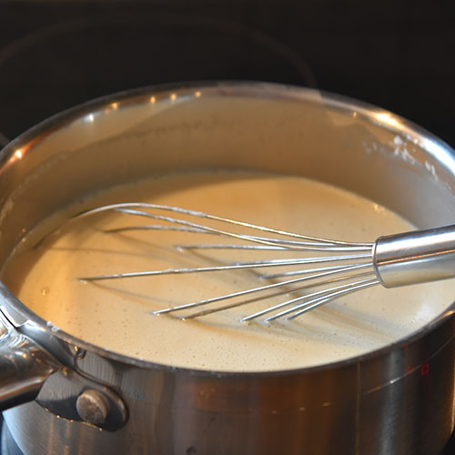 Honningpai Ingredienser: Paibunn: 5 dl Mel 180 g Margarin 3-4 ss Vann (kaldt) Fyll: 5 dl Melk 2 ½ dl Fløte 3 Egg 200 g Honning 50 g Sukker (lyst brunt) 50 g Sukker (hvitt) 3 ss Maisenna 1 ts Vaniljeekstrakt ⅛ ts Salt Tilbehør: Krem Honning