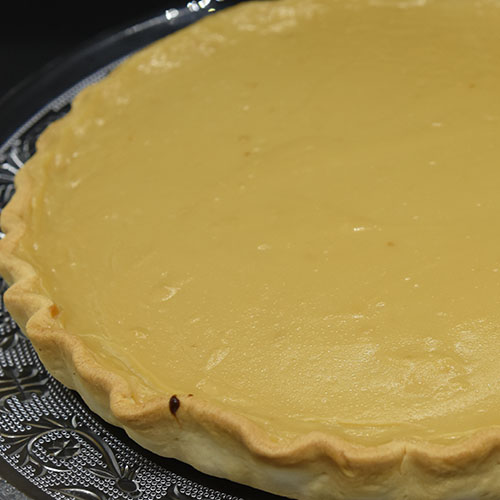 Honningpai Ingredienser: Paibunn: 5 dl Mel 180 g Margarin 3-4 ss Vann (kaldt) Fyll: 5 dl Melk 2 ½ dl Fløte 3 Egg 200 g Honning 50 g Sukker (lyst brunt) 50 g Sukker (hvitt) 3 ss Maisenna 1 ts Vaniljeekstrakt ⅛ ts Salt Tilbehør: Krem Honning