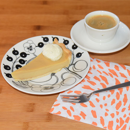 Honningpai Ingredienser: Paibunn: 5 dl Mel 180 g Margarin 3-4 ss Vann (kaldt) Fyll: 5 dl Melk 2 ½ dl Fløte 3 Egg 200 g Honning 50 g Sukker (lyst brunt) 50 g Sukker (hvitt) 3 ss Maisenna 1 ts Vaniljeekstrakt ⅛ ts Salt