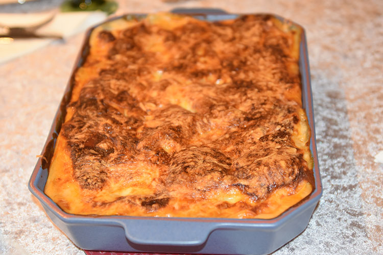 Lasagne al forno Ingredienser: Kjøttsaus: 2 ss Oliven olje 1 Løk 1 Gulrot 1 stilk Stangselleri 1 fedd Hvitløk ½ Chili (rød – uten frø) eller (kajennepepper) 350 g Kjøttdeig 50 g Bacon (kan sløyfes) 2 bx Hermetiske tomater 1 dl Vann (eller hvitvin) 1-2 Buljongterninger ½ - 1 ts Sukker Bladpersille (hakket) Salt og Pepper Ostesaus: 4 ss Hvetemel 8 dl Melk 1 ts Salt ½ ts Pepper 100-200 g Ost (revet)