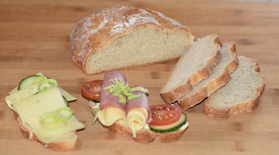 Mormors Byggmelsbrød Ingredienser: 5 dl Kulturmelk 4 ss Olje (nøytral) 1 pk Gjær 250 g Byggmel 500 g Hvetemel 3 ts Salt