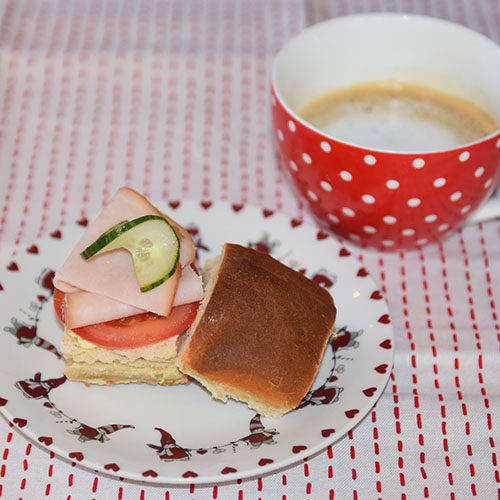 Myke Thanksgivings-Rundstykker Ingredienser: 70 g Smør 1 pk Gjær 100 g Sukker 1 kg Mel 150 g Margarin, (smeltet og avkjølt), & til pensling 5 dl Melk (romtemperert) 2 Egg (store, romtempererte) 1 ss Salt