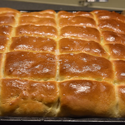 Myke Thanksgivings-Rundstykker Ingredienser: 70 g Smør 1 pk Gjær 100 g Sukker 1 kg Mel 150 g Margarin, (smeltet og avkjølt), & til pensling 5 dl Melk (romtemperert) 2 Egg (store, romtempererte) 1 ss Salt