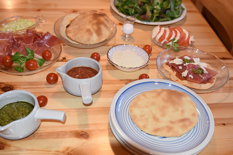 Pizzabunner etter oppskrift fra Baker Brun   Ingredienser:  Bunner: 4 dl	Hvetemel  1 ½ dl	Vann  ½ pk	Tørrgjær 1 ts	Salt  3 ss	Olivenolje   Tomatsaus: 3	Sjalottløk (finhakket) 3 fedd	Hvitløk (finhakket) 2 ss	Olje (oliven) 2 bx	Tomater (hermetiske) 1 dl	Vann 2 ss	Oregano (hakket, frisk) ½ ts	Sukker 1 ts	Salt 