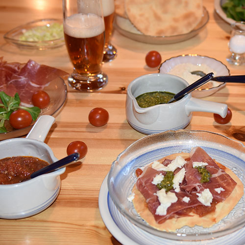 Pizzabunner etter oppskrift fra Baker Brun   Ingredienser:  Bunner: 4 dl	Hvetemel  1 ½ dl	Vann  ½ pk	Tørrgjær 1 ts	Salt  3 ss	Olivenolje   Tomatsaus: 3	Sjalottløk (finhakket) 3 fedd	Hvitløk (finhakket) 2 ss	Olje (oliven) 2 bx	Tomater (hermetiske) 1 dl	Vann 2 ss	Oregano (hakket, frisk) ½ ts	Sukker 1 ts	Salt 