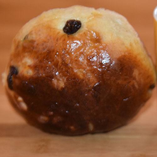 Rosinboller Ingredienser: 6 dl Melk 150 g Smør 1 pk Gjær 1 kg Hvetemel 1½ dl Sukker 250 g Rosiner 1 Egg (sammepisket)