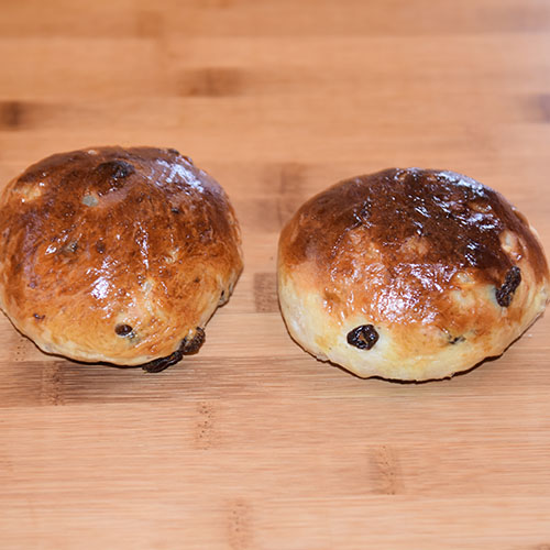 Rosinboller Ingredienser: 6 dl Melk 150 g Smør 1 pk Gjær 1 kg Hvetemel 1½ dl Sukker 250 g Rosiner 1 Egg (sammepisket)