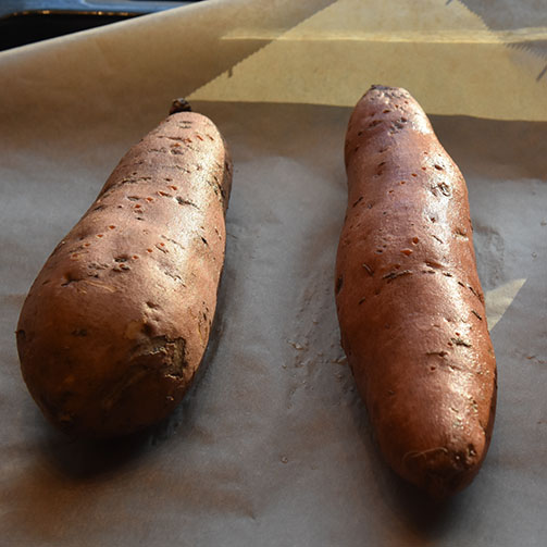 Bakte søtpoteter med Marshmallow- og Pekantopping Ingredienser 6 Søtpoteter (store) 170 g Smør (usaltet og romtemperert) 150g Sukker (lysebrunt) 100 g Hvetemel ¼ ts Kanel ¼ ts Salt 2 ½ dl Pecannøtter (ristete) 2 ½ dl Marshmallows (miniatyr)