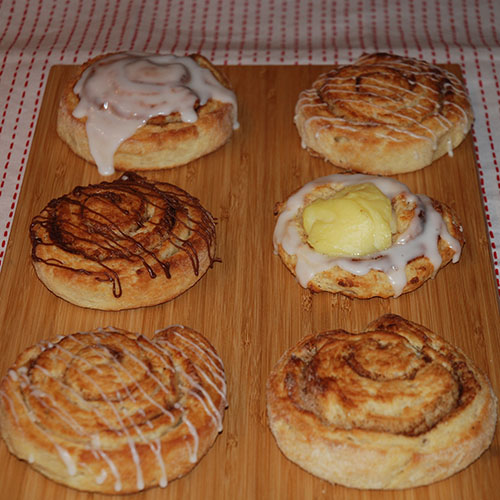 Bestemors wienerbrød etter oppskrift fra Baker Brun: Ingredienser: 500 g Hvetemel ½ ts Kardemomme 30 g Sukker 3 dl Melk 1 Egg 2 pk Gjær 200 g Smør Sukker og Kanel Gjengitt fra Baker Brun (2018), "Våre beste oppskrifter. 125 år med tradisjonsbakst" : Med tillatelse fra Baker Brun