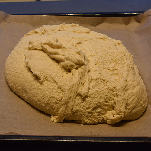 Myke Thanksgivings-Rundstykker Ingredienser: 70 g Smør 1 pk Gjær 100 g Sukker 1 kg Mel 150 g Margarin, (smeltet og avkjølt), & til pensling 5 dl Melk (romtemperert) 2 Egg (store, romtempererte) 1 ss Salt