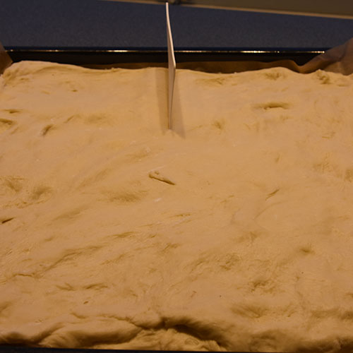 Myke Thanksgivings-Rundstykker Ingredienser: 70 g Smør 1 pk Gjær 100 g Sukker 1 kg Mel 150 g Margarin, (smeltet og avkjølt), & til pensling 5 dl Melk (romtemperert) 2 Egg (store, romtempererte) 1 ss Salt