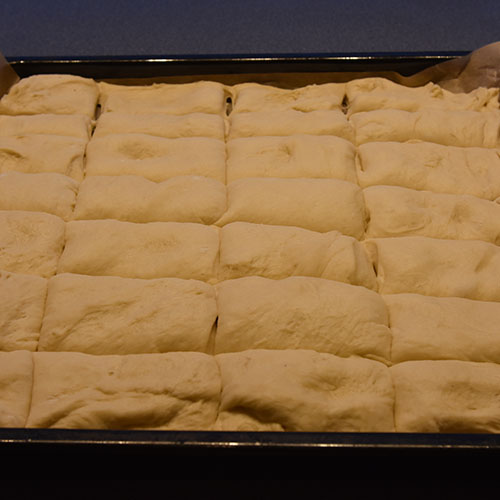 Myke Thanksgivings-Rundstykker Ingredienser: 70 g Smør 1 pk Gjær 100 g Sukker 1 kg Mel 150 g Margarin, (smeltet og avkjølt), & til pensling 5 dl Melk (romtemperert) 2 Egg (store, romtempererte) 1 ss Salt