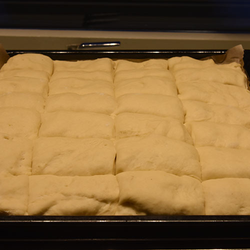 Myke Thanksgivings-Rundstykker Ingredienser: 70 g Smør 1 pk Gjær 100 g Sukker 1 kg Mel 150 g Margarin, (smeltet og avkjølt), & til pensling 5 dl Melk (romtemperert) 2 Egg (store, romtempererte) 1 ss Salt