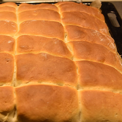 Myke Thanksgivings-Rundstykker Ingredienser: 70 g Smør 1 pk Gjær 100 g Sukker 1 kg Mel 150 g Margarin, (smeltet og avkjølt), & til pensling 5 dl Melk (romtemperert) 2 Egg (store, romtempererte) 1 ss Salt