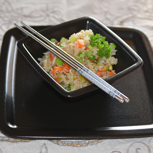 Stekt ris Ingredienser 1-2 Vårløk (½ purreløk) 2-3 Egg 1ts Salt pepper 4 ss Olje (nøytral) Am. grønnsaksblanding 1 l Ris (kokt) 1-2 ss Soyasaus Østerssaus Seasamolje