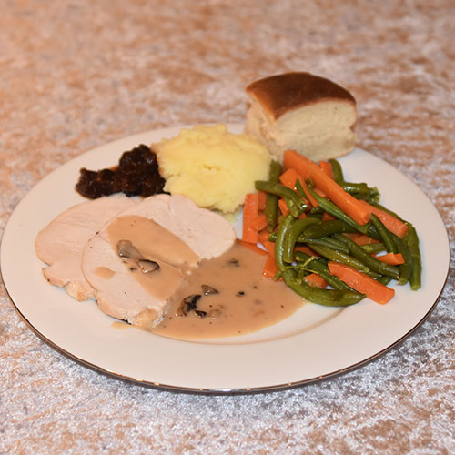 Myke Thanksgivings-Rundstykker Ingredienser: 70 g Smør 1 pk Gjær 100 g Sukker 1 kg Mel 150 g Margarin, (smeltet og avkjølt), & til pensling 5 dl Melk (romtemperert) 2 Egg (store, romtempererte) 1 ss Salt