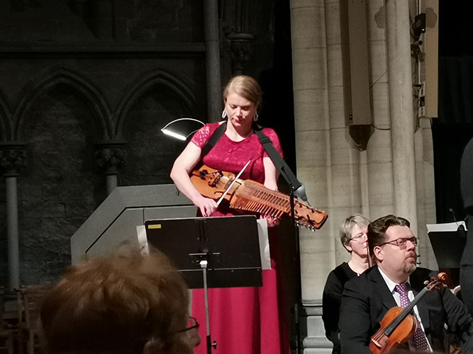 21 desember 2019 Nidarosdomens Jentekor har konsert "Julefryd" i Nidarosdomen, Trondheim, Trøndelag, Norway. Solist på Nyckelharpa Emilia Amper