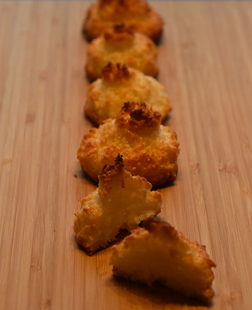 Kokosmakroner etter oppskrift fra Baker Brun (2018), «Våre beste oppskrifter. 125 år med tradisjonsbakst» (med tillatelse fra Baker Brun) Ingredienser: 4 Eggehviter (store) 2 ½ dl Sukker 6 dl Kokosmasse