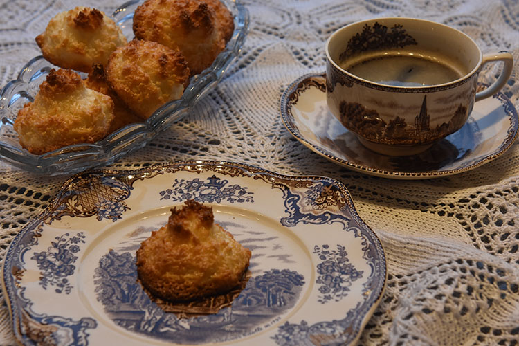 Kokosmakroner etter oppskrift fra Baker Brun (2018), «Våre beste oppskrifter. 125 år med tradisjonsbakst» (med tillatelse fra Baker Brun) Ingredienser: 4 Eggehviter (store) 2 ½ dl Sukker 6 dl Kokosmasse