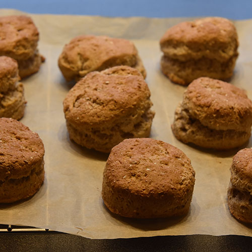 Grove scones etter oppskrift fra Baker Brun (2018), «Våre beste oppskrifter. 125 år med tradisjonsbakst», med tillatelse fra Baker Brun Ingredienser: 220 g Hvetemel 220 g Sammalt hvete (fin eller grov) 1 ts Salt 1 ss Bakepulver 2 ss Sukker 4 ss Rapsolje 3 dl Melk (skummet/lett)