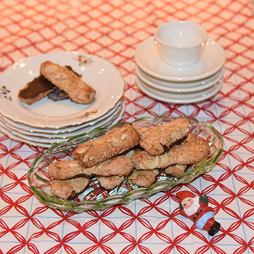 Mandelstang etter oppskrift fra Baker Brun (2018), «Våre beste oppskrifter. 125 år med tradisjonsbakst» (gjengitt med tillatelse fra Baker Brun) Ingredienser: 500 g Mandler (malte) 500 g melis 3-4 Eggehviter Kokesjokolade Mandelflak