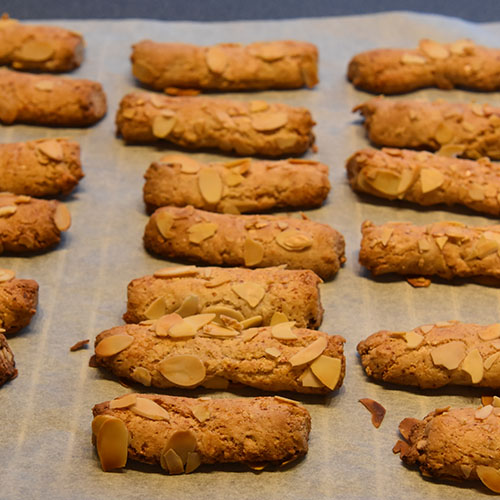 Mandelstang etter oppskrift fra Baker Brun (2018), «Våre beste oppskrifter. 125 år med tradisjonsbakst» (gjengitt med tillatelse fra Baker Brun) Ingredienser: 500 g Mandler (malte) 500 g melis 3-4 Eggehviter Kokesjokolade Mandelflak