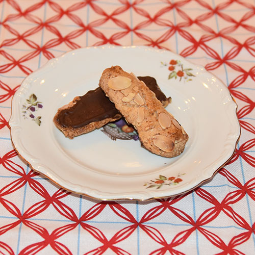 Mandelstang etter oppskrift fra Baker Brun (2018), «Våre beste oppskrifter. 125 år med tradisjonsbakst» (gjengitt med tillatelse fra Baker Brun) Ingredienser: 500 g Mandler (malte) 500 g melis 3-4 Eggehviter Kokesjokolade Mandelflak