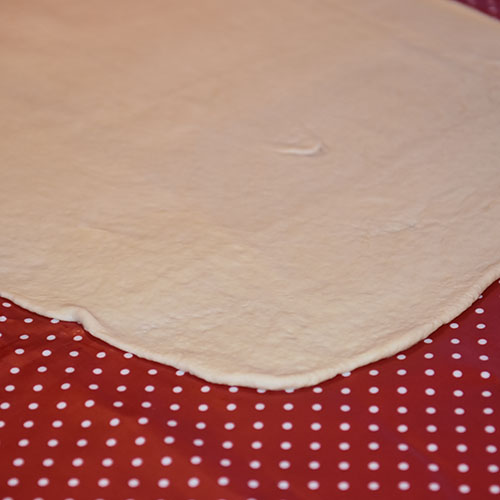 Mandelknuter etter oppskrift fra Baker Brun (2018), «Våre beste oppskrifter. 125 år med tradisjonsbakst, side 48-49» (gjengitt med tillatelse fra Baker Brun) Ingredienser: 5 dl Melk 150g Smør 1 pk Gjær 1 ½ dl Sukker 1 kg Hvetemel Mandelfyll: 200 g Mandler 3 dl Melis 4 ss Eggehviter (lettpiskede) 100 g Smør 1 dl Sukker 1 ss Kanel Topping 1 Egg 1 dl Mandelflak 1 dl Sukker