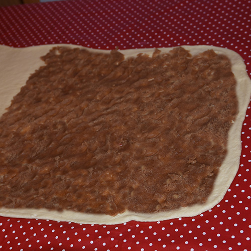 Mandelknuter etter oppskrift fra Baker Brun (2018), «Våre beste oppskrifter. 125 år med tradisjonsbakst, side 48-49» (gjengitt med tillatelse fra Baker Brun) Ingredienser: 5 dl Melk 150g Smør 1 pk Gjær 1 ½ dl Sukker 1 kg Hvetemel Mandelfyll: 200 g Mandler 3 dl Melis 4 ss Eggehviter (lettpiskede) 100 g Smør 1 dl Sukker 1 ss Kanel Topping 1 Egg 1 dl Mandelflak 1 dl Sukker