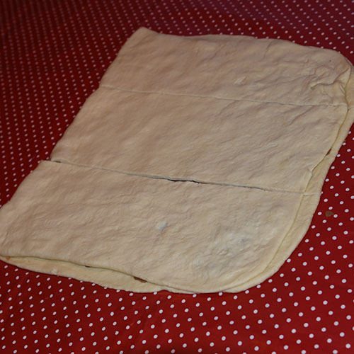 Mandelknuter etter oppskrift fra Baker Brun (2018), «Våre beste oppskrifter. 125 år med tradisjonsbakst, side 48-49» (gjengitt med tillatelse fra Baker Brun) Ingredienser: 5 dl Melk 150g Smør 1 pk Gjær 1 ½ dl Sukker 1 kg Hvetemel Mandelfyll: 200 g Mandler 3 dl Melis 4 ss Eggehviter (lettpiskede) 100 g Smør 1 dl Sukker 1 ss Kanel Topping 1 Egg 1 dl Mandelflak 1 dl Sukker