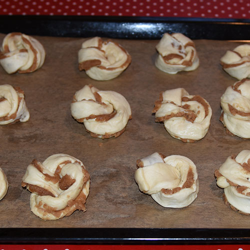 Mandelknuter etter oppskrift fra Baker Brun (2018), «Våre beste oppskrifter. 125 år med tradisjonsbakst, side 48-49» (gjengitt med tillatelse fra Baker Brun) Ingredienser: 5 dl Melk 150g Smør 1 pk Gjær 1 ½ dl Sukker 1 kg Hvetemel Mandelfyll: 200 g Mandler 3 dl Melis 4 ss Eggehviter (lettpiskede) 100 g Smør 1 dl Sukker 1 ss Kanel Topping 1 Egg 1 dl Mandelflak 1 dl Sukker