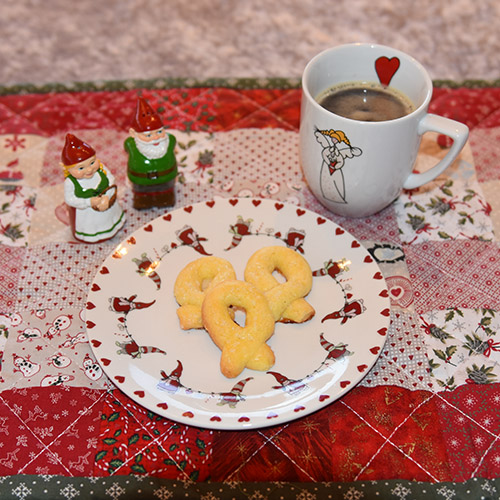 Berlinerkranser etter oppskrift fra Baker Brun (2018), «Våre beste oppskrifter. 125 år med tradisjonsbakst, s. 100» (gjengitt med tillatelse fra Baker Brun) Ingredienser: 2 Eggeplommer (Hardkokte) 2 Eggeplommer (rå) 100 g Sukker 250 g Smør 300 g Hvetemel Eggehvite og sukker