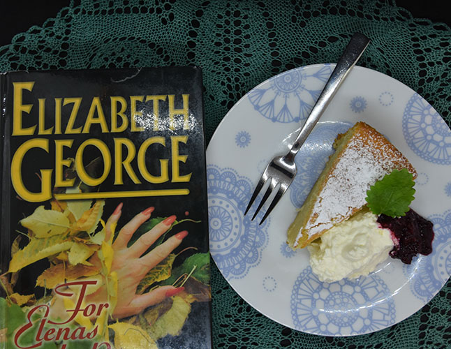 George, Elizabeth (1992) «For Elenas skyld» Tiden Norsk forlag og Ricotta- og limekake Ingredienser: 100 g Smør 150 g Sukker 3 Egg 1 Lime (saft og skall) 150 g Hvetemel 2 ts Bakepulver 2 ts Vaniljesukker 1 bx Ricotta (250 g) ½ dl Melk Melis og bringebær Ingredienser mascarponekrem: 3 dl Fløte ½ bx Mascarpone (125g) 1 ts Vaniljesukker