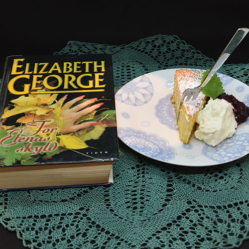 George, Elizabeth (1992) «For Elenas skyld» Tiden Norsk forlag og Ricotta- og limekake Ingredienser: 100 g Smør 150 g Sukker 3 Egg 1 Lime (saft og skall) 150 g Hvetemel 2 ts Bakepulver 2 ts Vaniljesukker 1 bx Ricotta (250 g) ½ dl Melk Melis og bringebær Ingredienser mascarponekrem: 3 dl Fløte ½ bx Mascarpone (125g) 1 ts Vaniljesukker