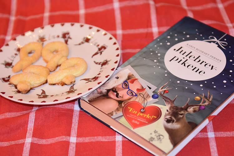 Persen, Karin Bjørset (2012) «Julebrevpikene», Silkeforlag og Berlinerkranser etter oppskrift fra Baker Brun Ingredienser: 2 Eggeplommer (Hardkokte) 2 Eggeplommer (rå) 100 g Sukker 250 g Smør 300 g Hvetemel Eggehvite og sukker