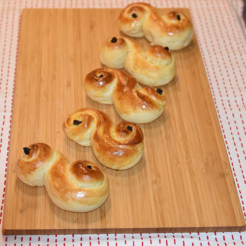 Lussekatter etter oppskrift fra Baker Brun Ingredienser: 200 g Smør (mykt) 5 dl Melk 1 pk Gjær ¼ g Safran 1 ts Salt 2 dl Sukker 2 Egg 18-20 dl Hvetemel 2 ss Rosiner 1 Egg (sammenvispet)