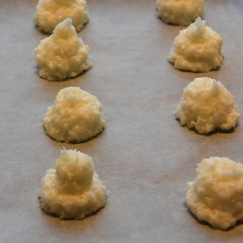 Kokosmakroner etter oppskrift fra Baker Brun (2018), «Våre beste oppskrifter. 125 år med tradisjonsbakst» (med tillatelse fra Baker Brun) Ingredienser: 4 Eggehviter (store) 2 ½ dl Sukker 6 dl Kokosmasse