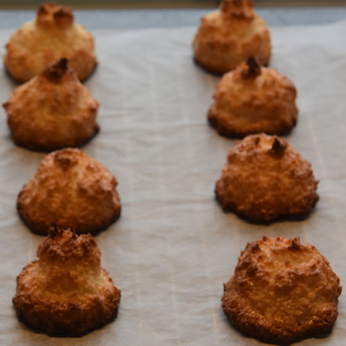 Kokosmakroner etter oppskrift fra Baker Brun (2018), «Våre beste oppskrifter. 125 år med tradisjonsbakst» (med tillatelse fra Baker Brun) Ingredienser: 4 Eggehviter (store) 2 ½ dl Sukker 6 dl Kokosmasse