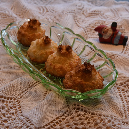 Kokosmakroner etter oppskrift fra Baker Brun (2018), «Våre beste oppskrifter. 125 år med tradisjonsbakst» (med tillatelse fra Baker Brun) Ingredienser: 4 Eggehviter (store) 2 ½ dl Sukker 6 dl Kokosmasse