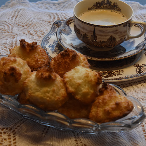 Kokosmakroner etter oppskrift fra Baker Brun (2018), «Våre beste oppskrifter. 125 år med tradisjonsbakst» (med tillatelse fra Baker Brun) Ingredienser: 4 Eggehviter (store) 2 ½ dl Sukker 6 dl Kokosmasse