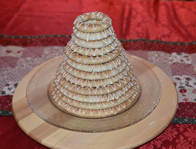 Kransekake / tårnkake etter oppskrift fra Baker Brun (2018), «Våre beste oppskrifter. 125 år med tradisjonsbakst, side 80-81» Ingredienser: 500 g Mandler (malte) 500 g melis 3-4 Eggehviter Melis glasur 180 g Melis 1 Eggehvite 5 dråper Sitronsaft